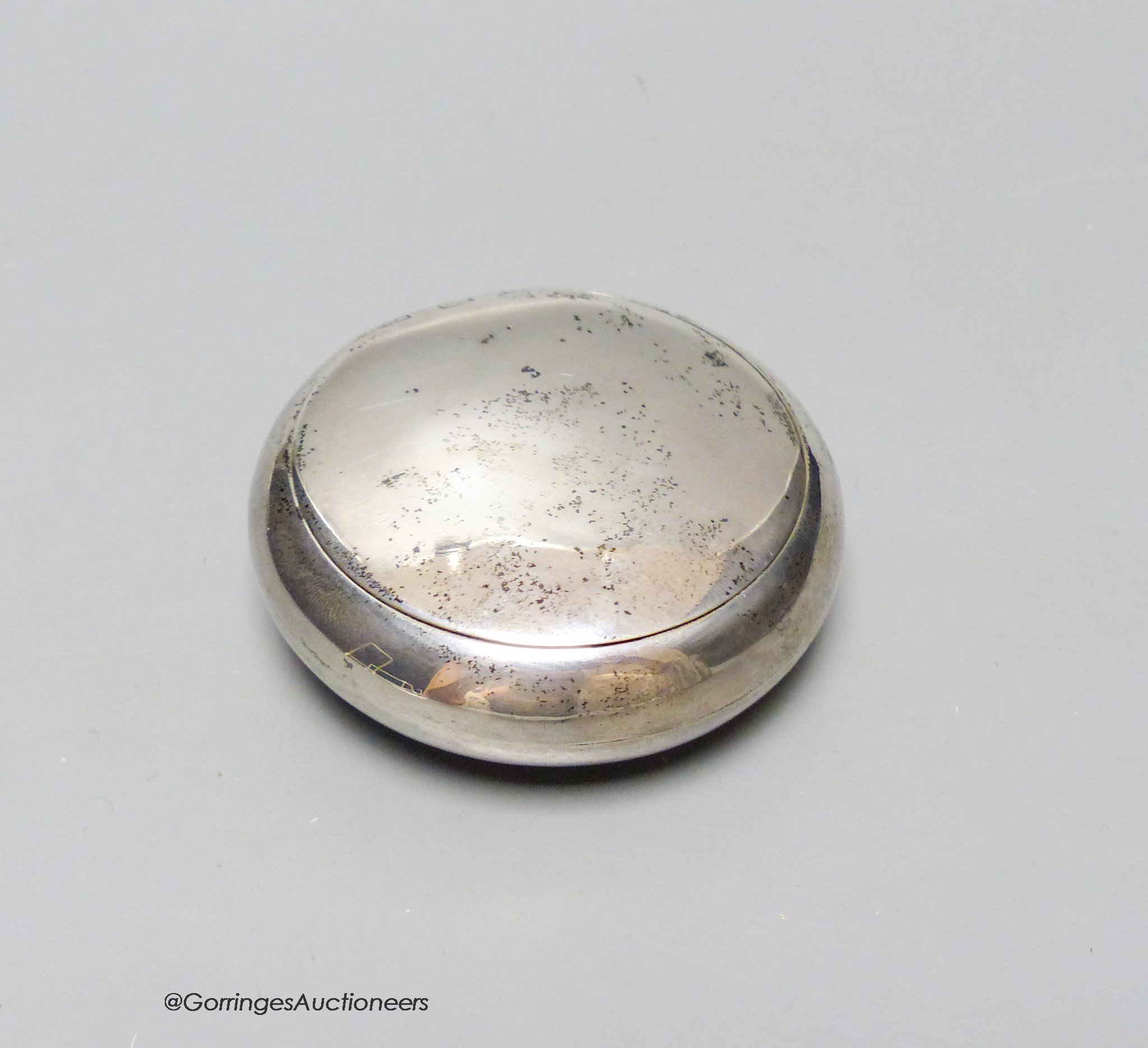 An Edwardian silver circular tobacco box, George Unite, Birmingham, 1904, 77mm, 76 grams.